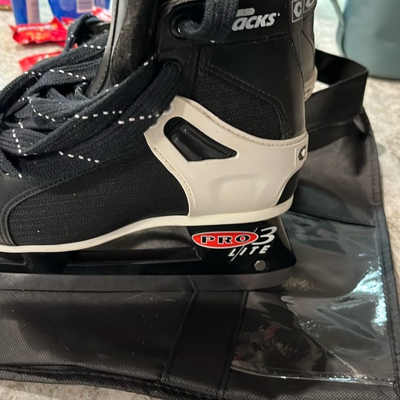 DONATED. Not for Sale.
NWT CCM Pro 3 Lite Ice Skates Size 3-1/2 - Picture 6 of 9